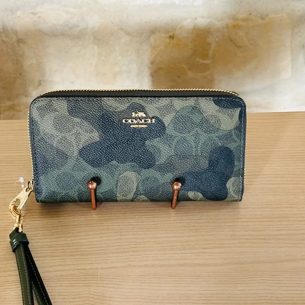 Coach - Picture 11 of 11